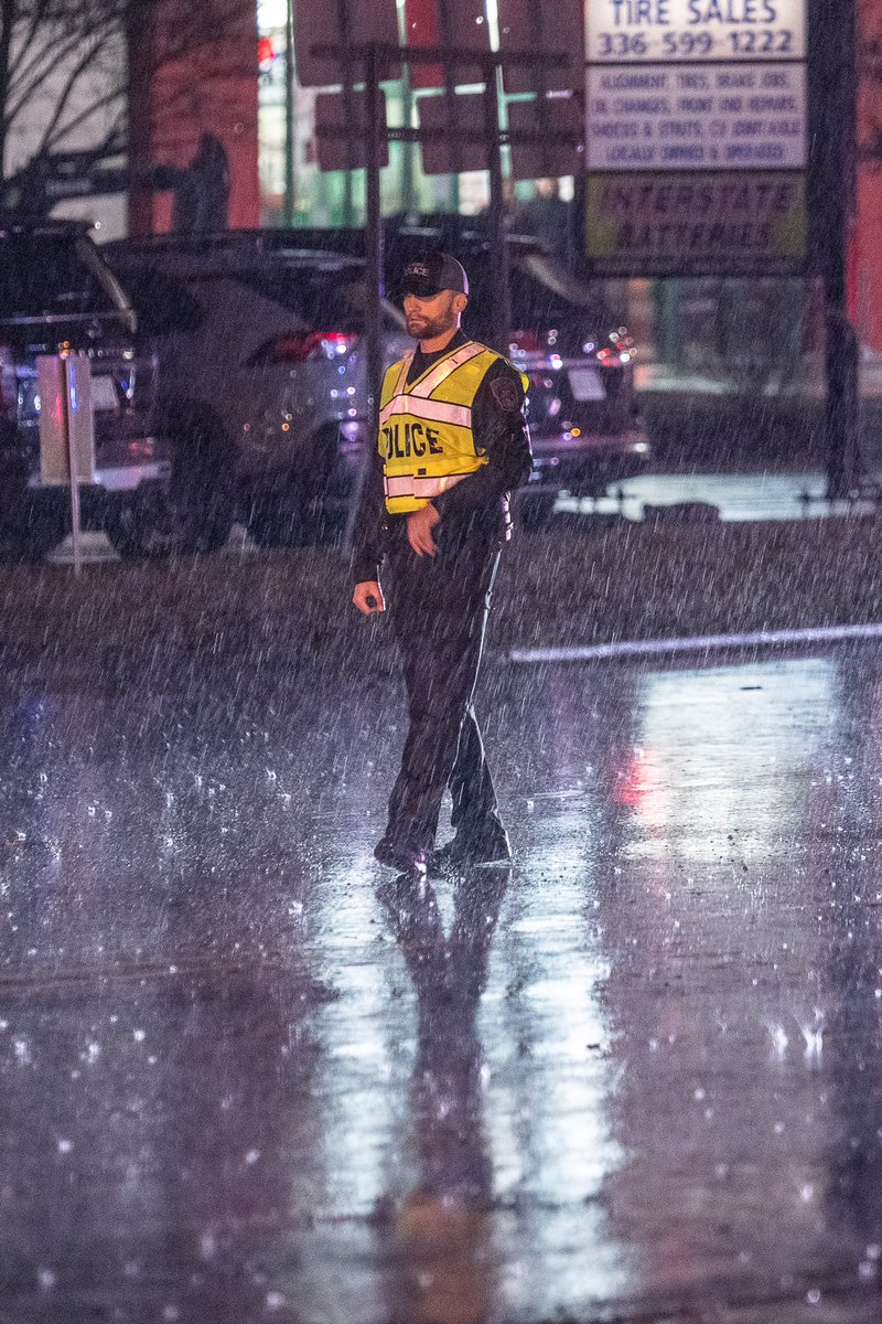 dwaynereaves's tweet photo. Roxboro Police officer standing in the rain while yet another stranded vehicle tries to get moving again. #ncwx #personcounty https://t.co/pzccl9C3Bk