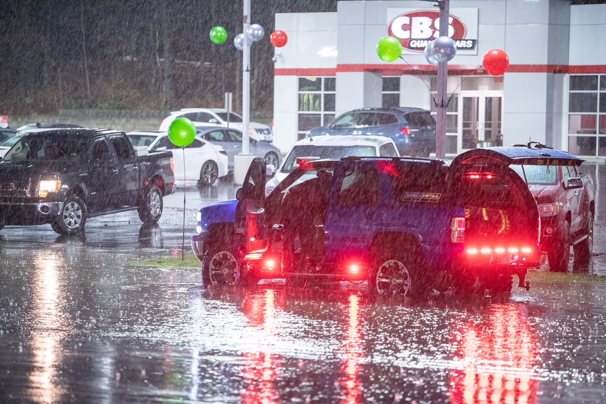 dwaynereaves's tweet photo. Roxboro Police officer standing in the rain while yet another stranded vehicle tries to get moving again. #ncwx #personcounty https://t.co/pzccl9C3Bk