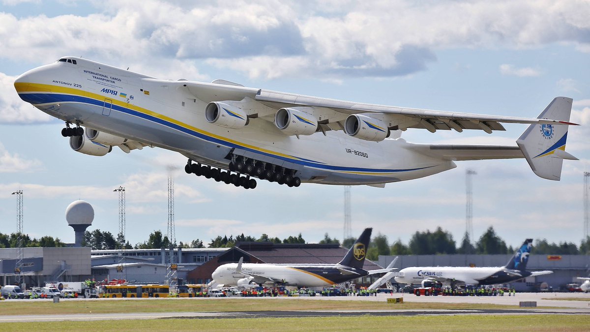 andy_kwc811's tweet photo. @ThatRaghyn Antonov An-225 as a tribute to the largest airplane in the past https://t.co/903aaY03el