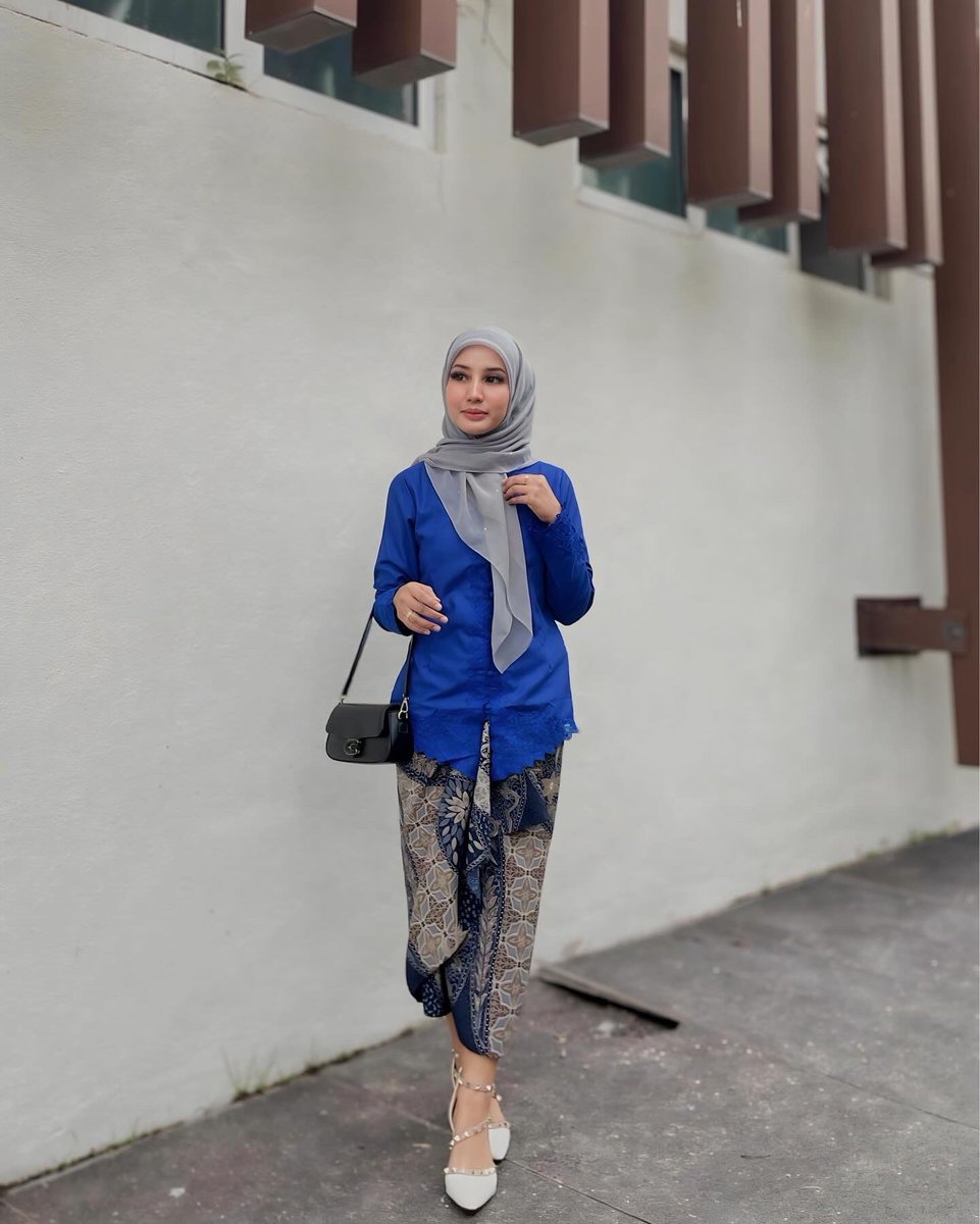 byhisdaisy's tweet photo. Grey Label, Kebaya Zainun in Royal Blue💙

Sesiapa yang minat classic look boleh grab kita punya Kebaya Zainun ni sebab corak pada pario menampakkan Fairies kelihatan ayu dan classic. Sesiapa nak purchase boleh ke website😆

#byhisdaisy #makeskebayagreatagain https://t.co/mlZkLIm3ch