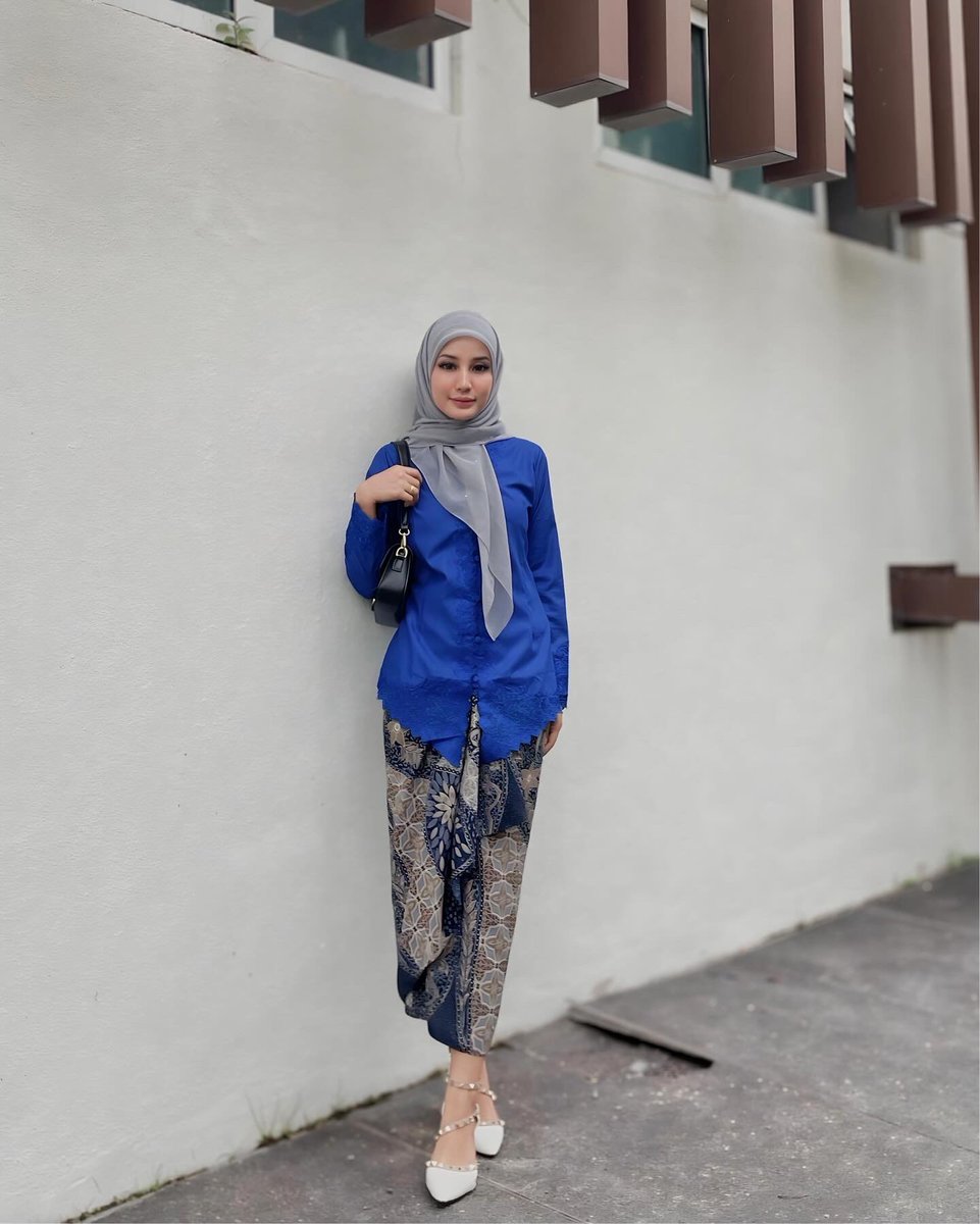 byhisdaisy's tweet photo. Grey Label, Kebaya Zainun in Royal Blue💙

Sesiapa yang minat classic look boleh grab kita punya Kebaya Zainun ni sebab corak pada pario menampakkan Fairies kelihatan ayu dan classic. Sesiapa nak purchase boleh ke website😆

#byhisdaisy #makeskebayagreatagain https://t.co/mlZkLIm3ch