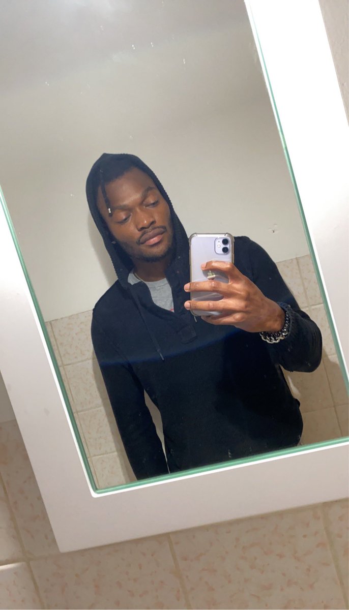 BrandonKima's tweet photo. Hoodie or no hoodie 🤔 https://t.co/xj6FeuMs3P