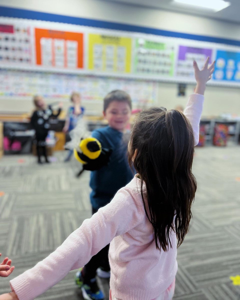 Kindergarten having some “Busy Buzzy Busy Bee” fun! 🐝🎶 #TeamReinhardt #DoReMiFaSoMuchFun