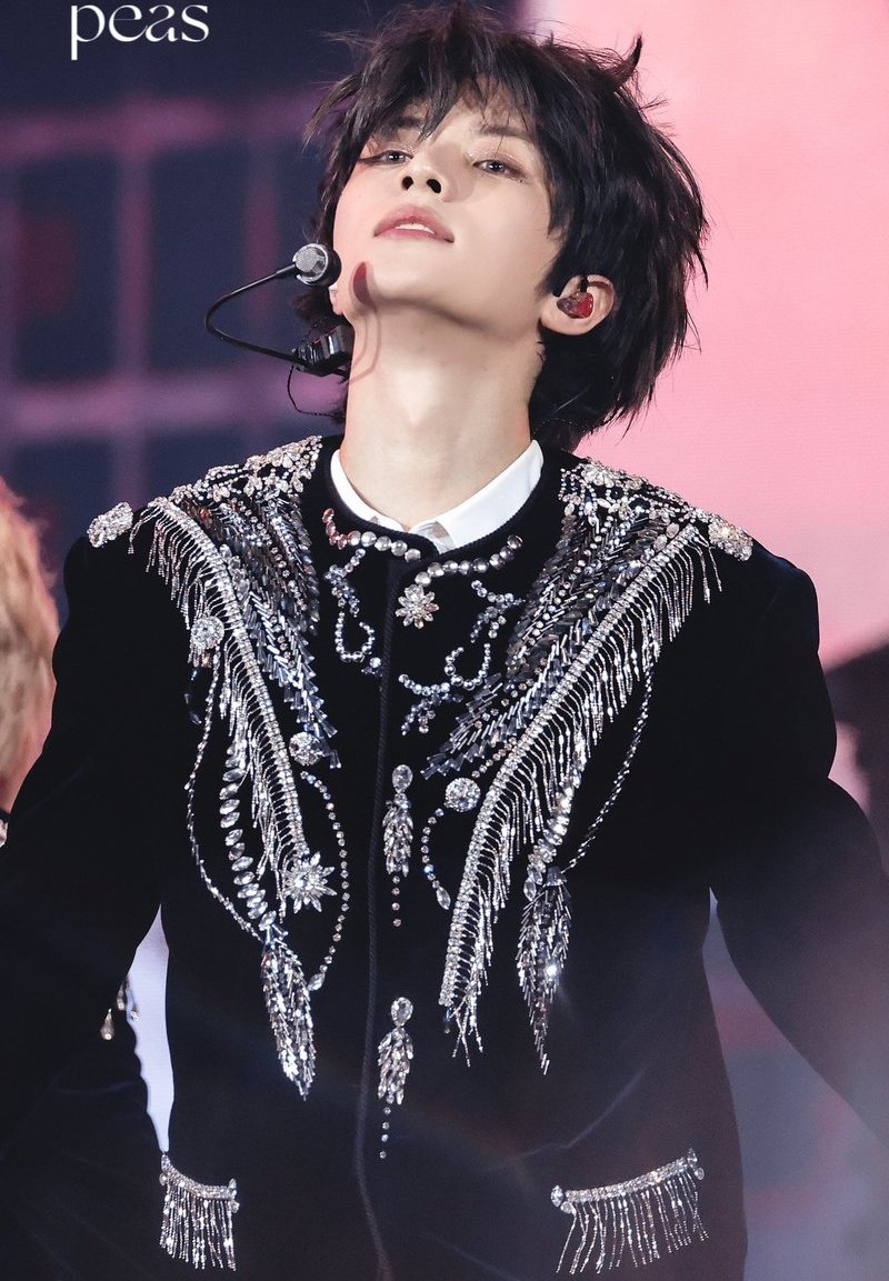 richgyu's tweet photo. a strand of beomgyu's hair made it look like he has a winged eye liner. I NEED THEIR MAKE-UP ARTIST TO SEE THIS CUZ HE LOOKS SO GOOD https://t.co/4l6BDXLAUb