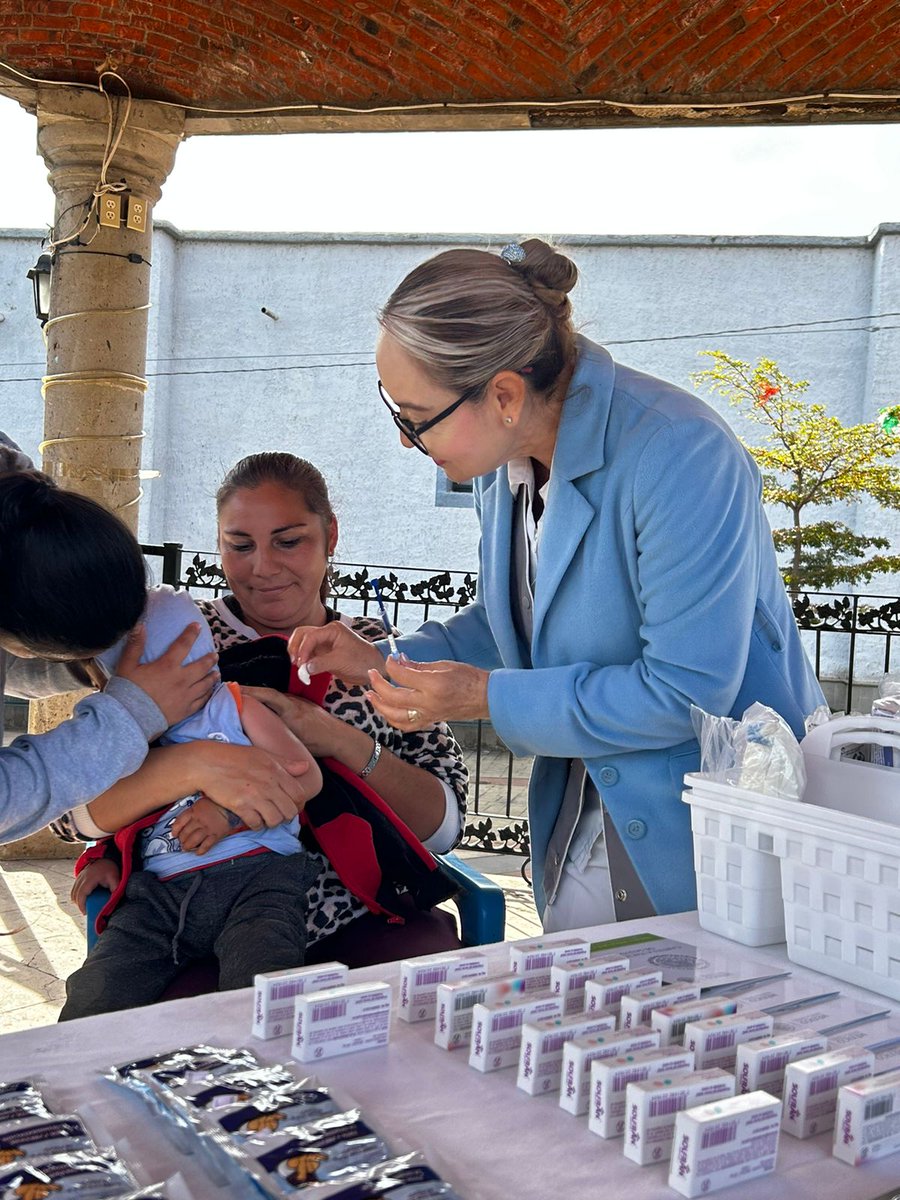 IsssteJalisco's tweet photo. Equipos Comunitarios de Salud #ECOSParaElBienestar de la C. M. F. No.3 #IsssteJalisco acudieron a San José de las Flores mpio de Zapotlanejo, Jalisco para otorgar servicios preventivos de primer contacto con derechohabientes #NuevoIssste #felizañonuevo2024 #TransformandoAlIssste https://t.co/gNW0APdMgP