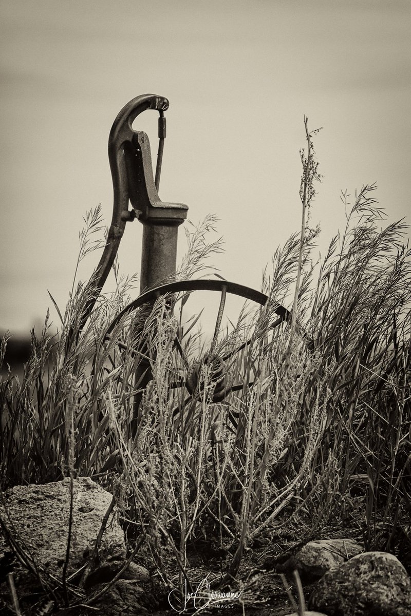 As the temperatures approach -30c tonight, remember our pioneer families probably needed to brave the elements, especially if they needed water or the outhouse (unless they had a bed pan).  #abandoned #Alberta #history #explore #backroads #backwhen #pioneers #rural