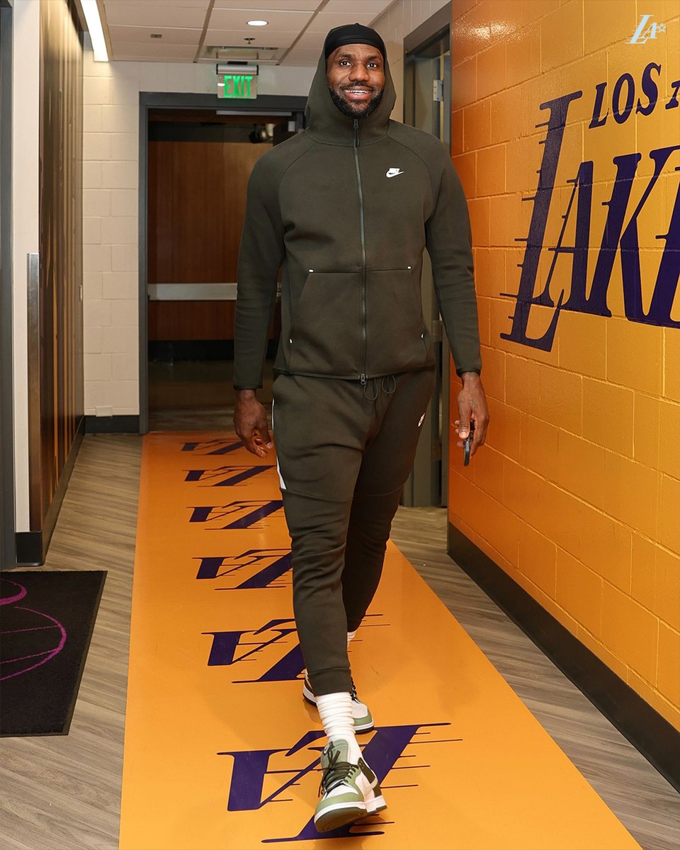 Lakers's tweet photo. The work | the walk in
#VoteLeBron: https://t.co/mVlG4tlfMz https://t.co/vBQjtvTViO
