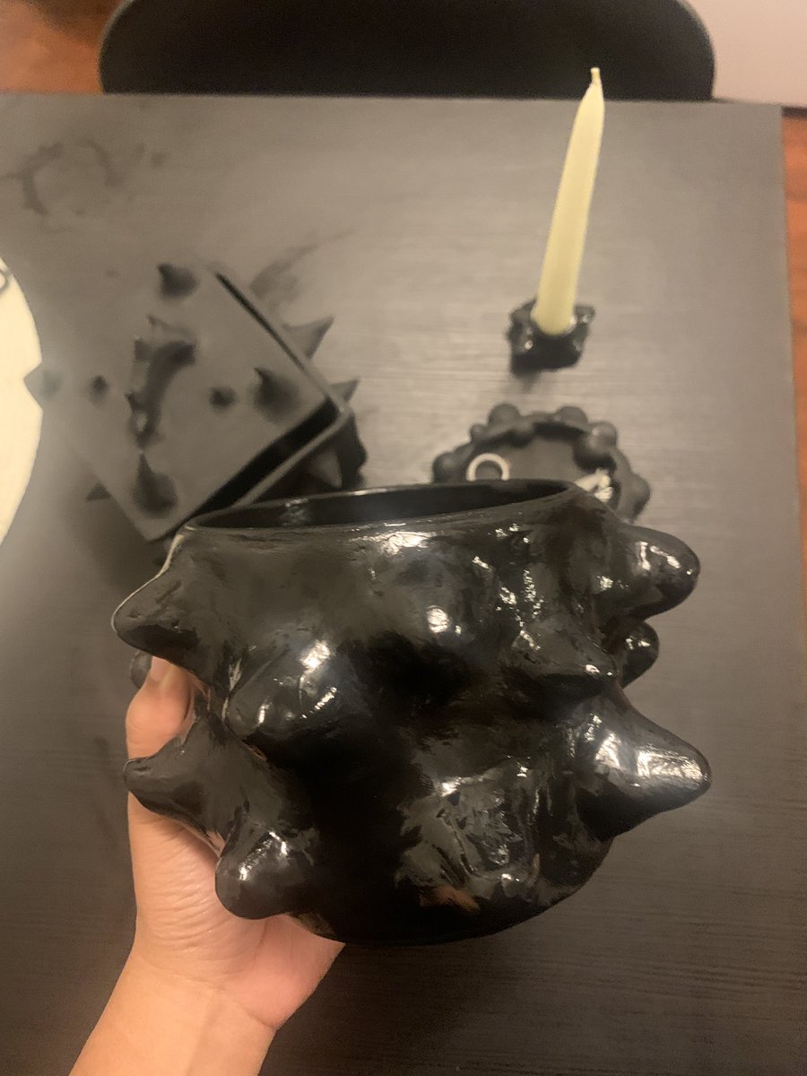 SARAHNFRANCOIS's tweet photo. Is this a safe space for me to show off my beginner pottery projects 👉🏾👈🏾 https://t.co/TgqbG5rEp9