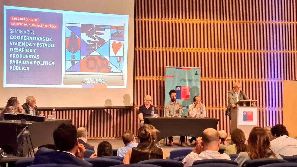 Minvu's tweet photo. ¡Gran interés! 🙌🏻

Finalizamos el seminario "Cooperativas de Vivienda y Estado: Desafíos y Propuestas para una política pública", donde el ministro @carlosmontestwt participó del diálogo sobre el acceso a la vivienda a través de las cooperativas y su relevancia en la historia 🏘️ https://t.co/fRYmYxeSxu