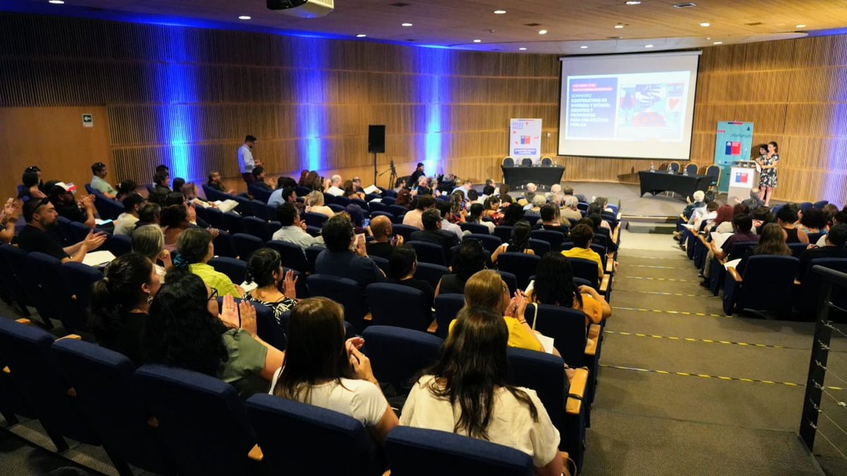 Minvu's tweet photo. ¡Gran interés! 🙌🏻

Finalizamos el seminario "Cooperativas de Vivienda y Estado: Desafíos y Propuestas para una política pública", donde el ministro @carlosmontestwt participó del diálogo sobre el acceso a la vivienda a través de las cooperativas y su relevancia en la historia 🏘️ https://t.co/fRYmYxeSxu