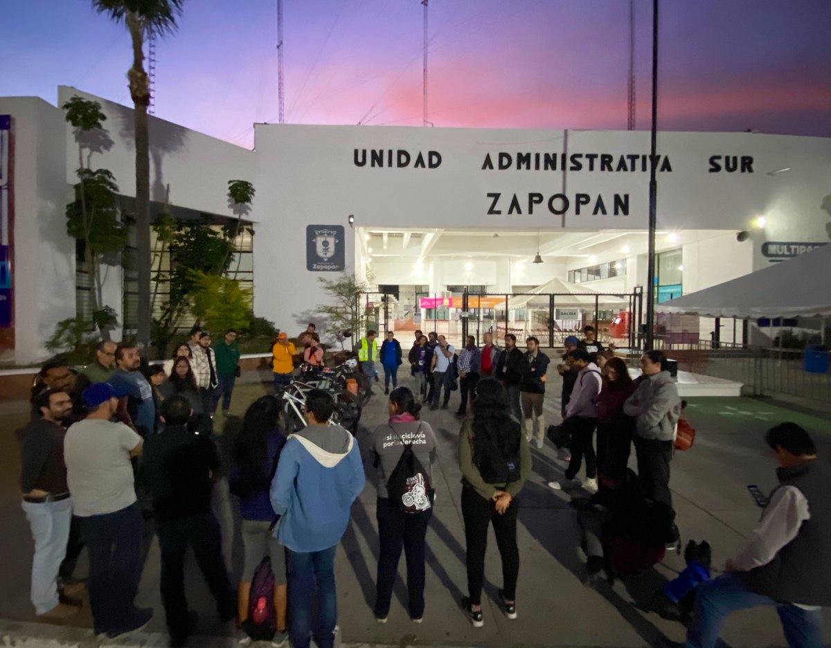 Vecinxs del corredor #CopérnicoParaTodas así como representantes de 15 organizaciones de la sociedad civil nos reunimos para platicar sobre la decisión unilateral de <a href="/ZapopanGob/">Gobierno de Zapopan</a> de cancelar un proyecto premiado y reconocido nacionalmente. <a href="/JuanJoseFrangie/">Juan José Frangie</a> <a href="/MonicaMgn/">Mónica Magaña</a> <a href="/MovilidadZap/">Movilidad Zapopan</a>