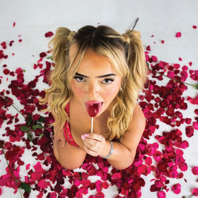 Just dropped a sexy lil 2024 calendar for you guys ;) its only available until tomorrow ❤️❤️
https://t