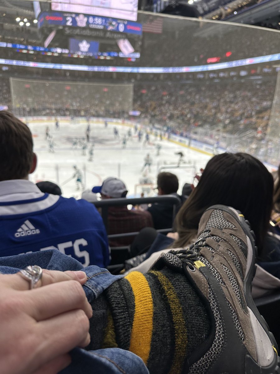 Heyyyy ⁦@Simoni_Lawrence⁩!  Brought a little #OskeeWeeWee vibe to the #Leafs game tonight 🙌🏼😜  #cantfoolthecity  #argossuck  #GoLeafsGo!!!!    Wooooo!  ⁦⁦@Ticats⁩