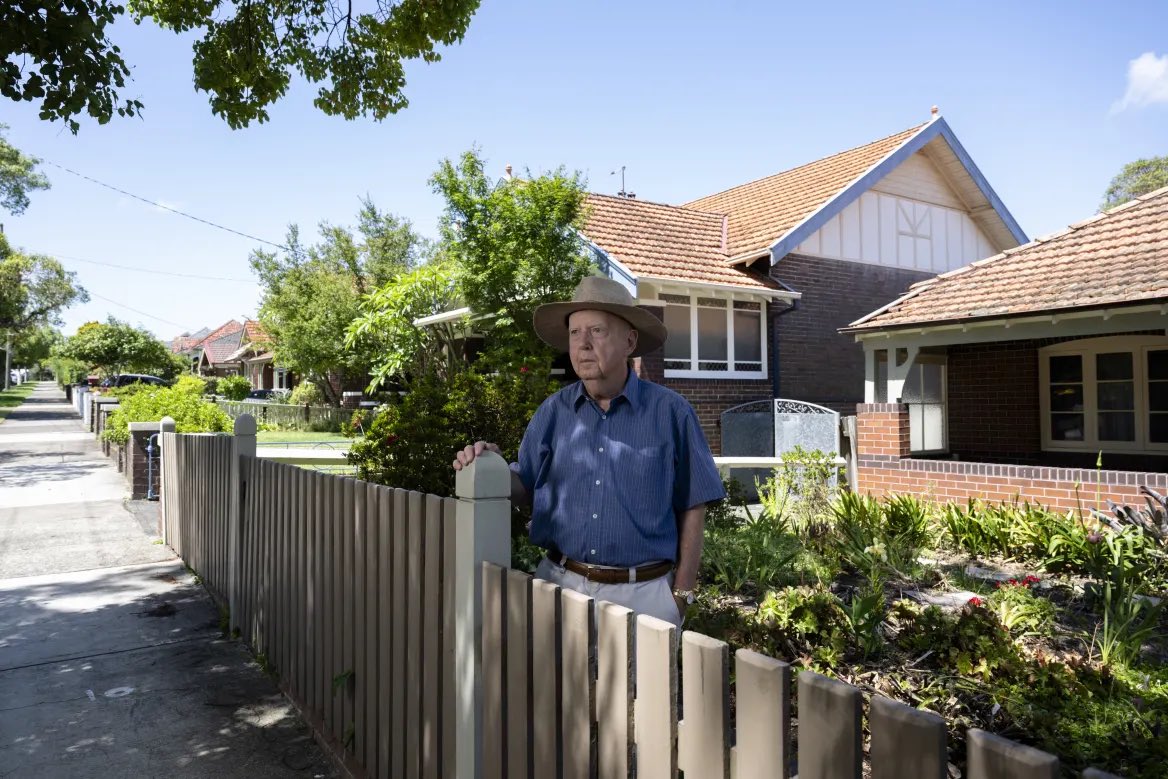 hoodoussman's tweet photo. Very telling on what YIMBYS true intentions is that one normal man at his fence with pride in his neighbourhood is their idea of a cartoonish villain. 

#buildthefence https://t.co/GjbQTkNmwk