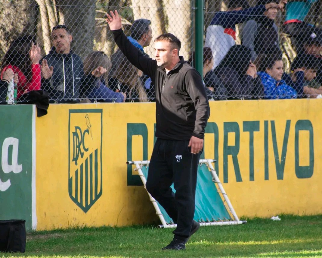 rodririquelme8's tweet photo. #LRFRC 
Primera A
Franco Chiaretta vuelve a ser el entrenador de #DeportivoRioCuarto.
Foto: Lucia Alonso https://t.co/ZZTfK9xytg