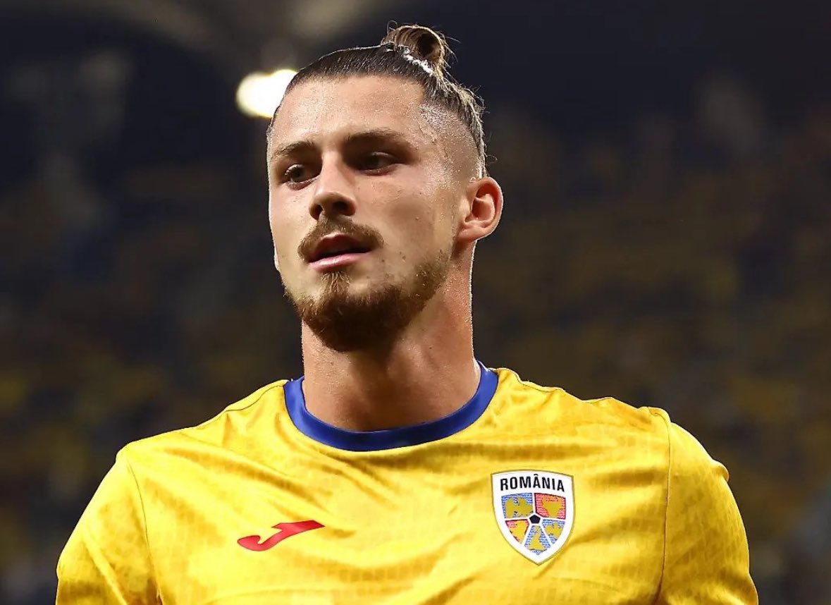 FabrizioRomano's tweet photo. 🚨🔴 FC Bayern have sent important salary bid to Radu Dragusin tonight — also club’s project has been presented to the Romanian centre back.

Bayern director, pushing as they want to hijack the deal.

Dragusin will make final decision today as Spurs bid remain valid on the table. https://t.co/lsV8RfxFl5