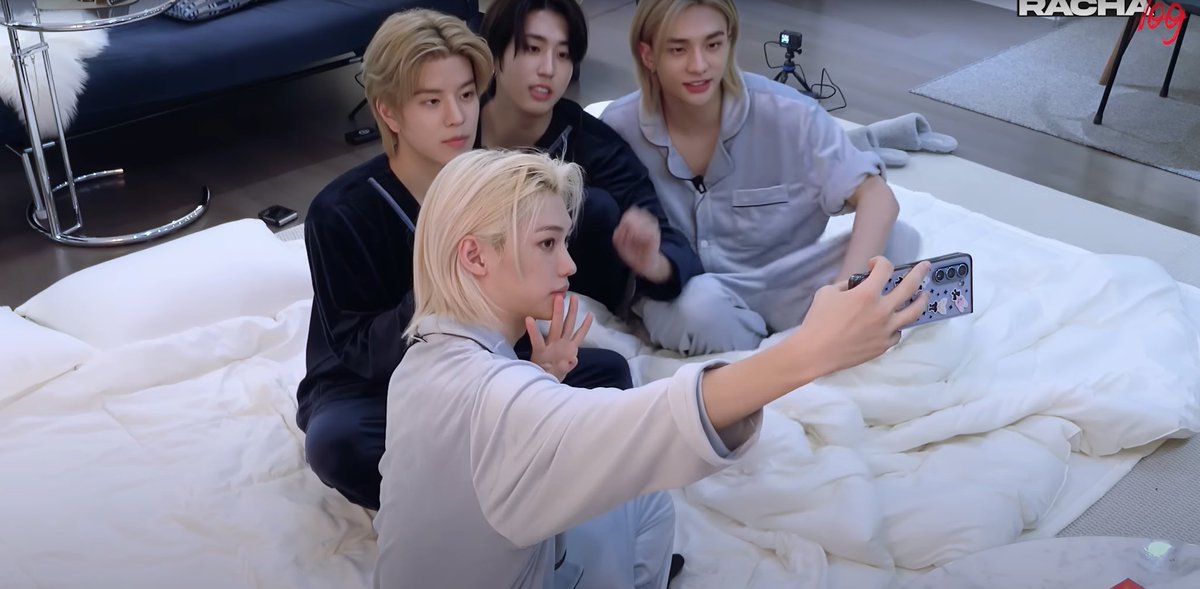 slbsstudio's tweet photo. 𝐒𝐋𝐁𝐒 𝐗 𝐒𝐓𝐑𝐀𝐘 𝐊𝐈𝐃𝐒 공공즈💙
2024년도 SLBS X STRAY KIDS와 함께! 
SKZOO Pattern Case for Galaxy Z Fold5

🔗SLBS ONLINE SHOPS : https://t.co/u6IeoHVGPd 

#SLBS #straykids #startogalaxy #slbsstudio #bethenew #SLBS_StrayKids @Stray_Kids @Stray_Kids_JP @slbsstudio https://t.co/mMWITF1KKw