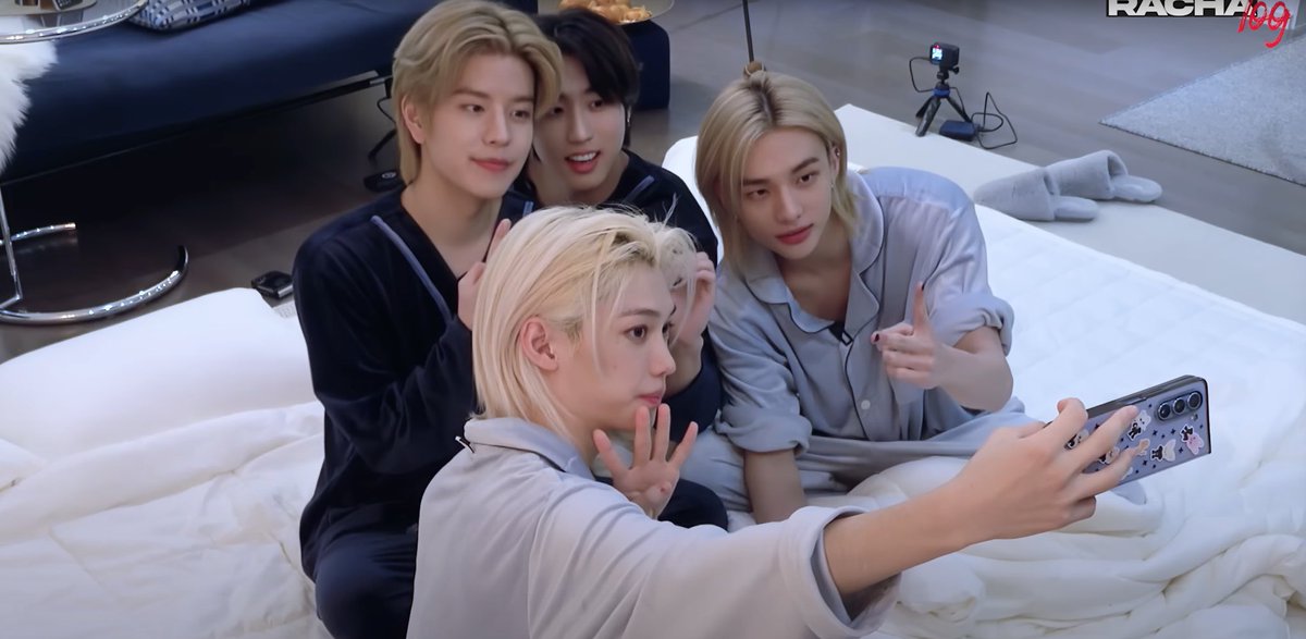 slbsstudio's tweet photo. 𝐒𝐋𝐁𝐒 𝐗 𝐒𝐓𝐑𝐀𝐘 𝐊𝐈𝐃𝐒 공공즈💙
2024년도 SLBS X STRAY KIDS와 함께! 
SKZOO Pattern Case for Galaxy Z Fold5

🔗SLBS ONLINE SHOPS : https://t.co/u6IeoHVGPd 

#SLBS #straykids #startogalaxy #slbsstudio #bethenew #SLBS_StrayKids @Stray_Kids @Stray_Kids_JP @slbsstudio https://t.co/mMWITF1KKw