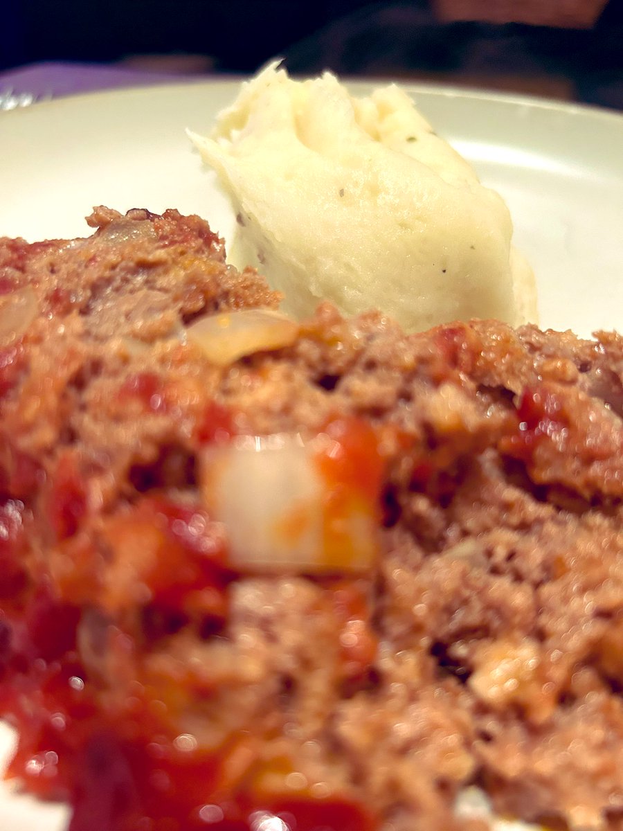 CupcakeManny's tweet photo. Itβs the only pic I got but dude, @RazorbackDrite #manwich meatloaf and mashed potatoes was AMAZING! Fresh ground peppercorns nice touchβ¦. #chefskiss https://t.co/Z3mP1p2LjA