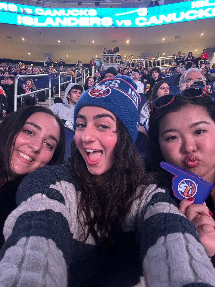 picklegorlxd's tweet photo. LETS GO ISLES!!! Beat the Canucks 🤭🥰 #LGI #NYI #GOISLES #ISLES https://t.co/We1LPyf55l
