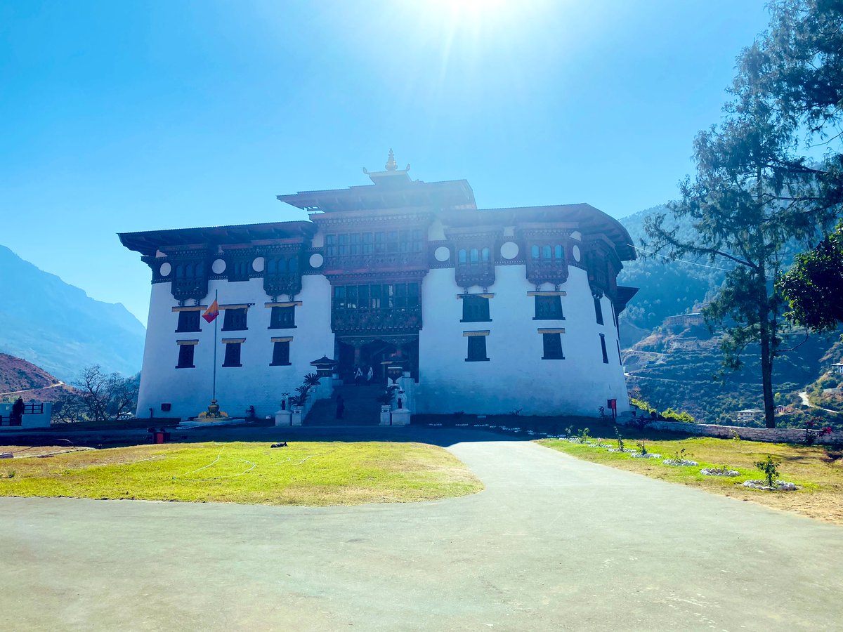 otoch1991's tweet photo. #Bhutan pilgrimage 
#Wangdi phodrang dzong 
Буддын их хөлгөний уламжлалт зарлиг үндэсний (Гаржүд) ёсны Брүгва гаржүдвийн хийд 
Дотоод чимэглэл, бурхан тахил нь Буддын урлахуйн ухааны гайхамшигийг шингээсэн нандин бүтээлүүд байдаг. Дотор зураг авхуулдаггүй тул нүдээрээ л харах боломжтой.
#Мянга сонсохоор нэг үз гэдэг.
Зурган (Фото) хувилбар