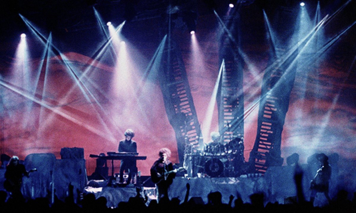 Impsansi's tweet photo. The Cure ― 1989 https://t.co/qzo2b65vkc