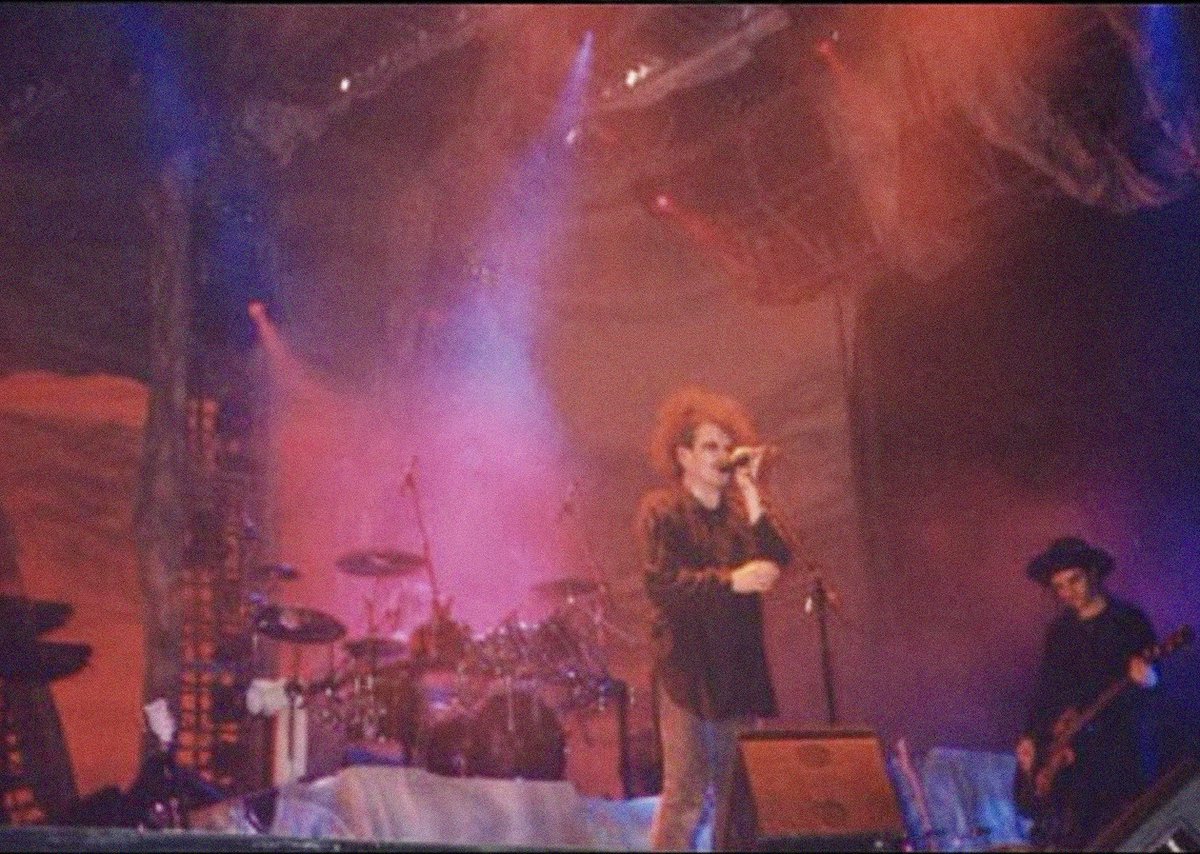 Impsansi's tweet photo. The Cure ― 1989 https://t.co/qzo2b65vkc