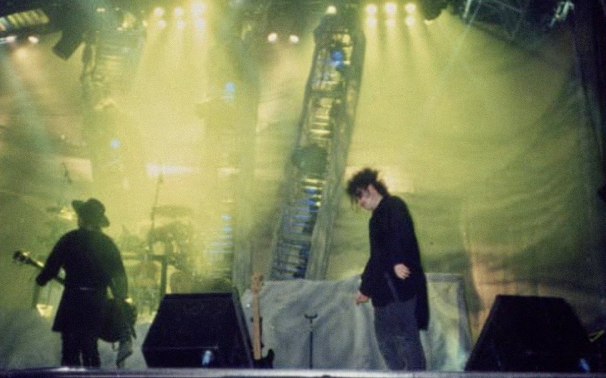Impsansi's tweet photo. The Cure ― 1989 https://t.co/qzo2b65vkc