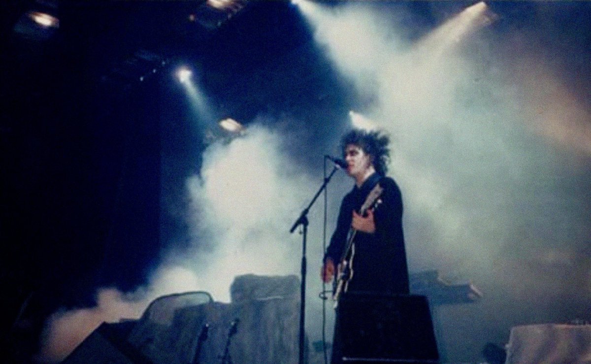 Impsansi's tweet photo. The Cure ― 1989 https://t.co/qzo2b65vkc
