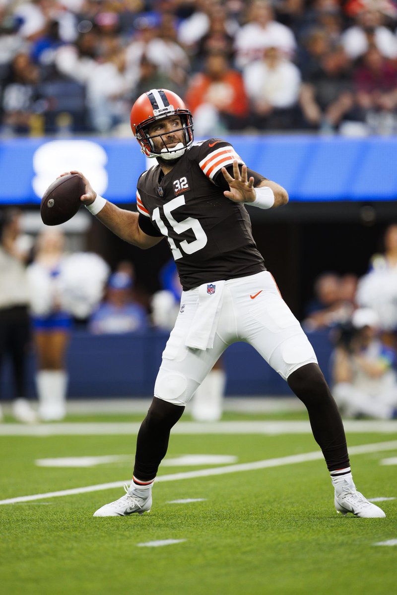 BIGPLAY_Dave's tweet photo. Joe Flacco wins Super Bowl MVP, retires a Brown and uses this picture as the mold for his statue: #DawgPound https://t.co/Wton2Wa0Ld