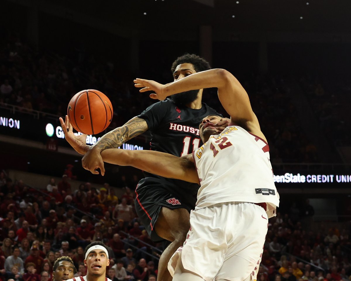 ChrisMWilliams's tweet photo. This is an incredible shot from USA Today photographer @ReeseStrickland of Houston's Damian Dunn fish-hooking Robert Jones on that first half flagrant. I saw the still progression. Took him all the way to the ground like that! https://t.co/SyqaAdvdIa