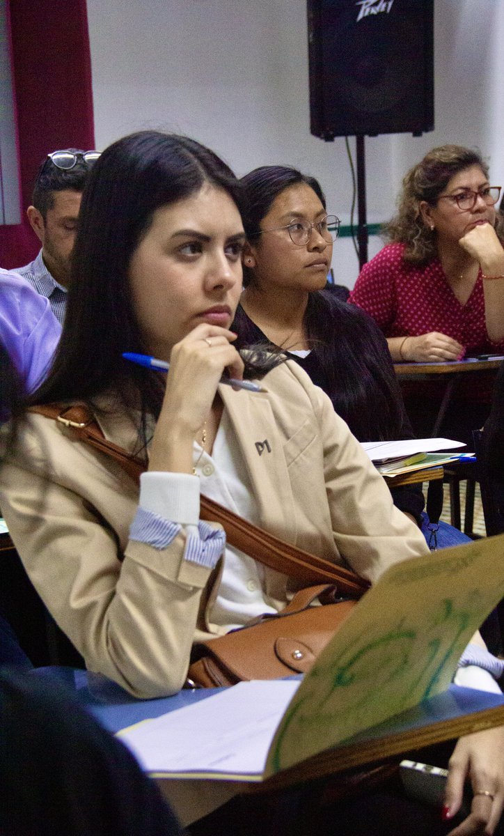 Nuestra directora, la Lic. Martha Chandomid Salud y autoridades académicas capacitaron a los docentes de nuevo ingreso sobre la elaboración de Syllabus. 

Agradecemos a las y los docentes por su compromiso y les deseamos  mucho éxito en este proyecto educativo. 
#YoSoyMeso 🏫
