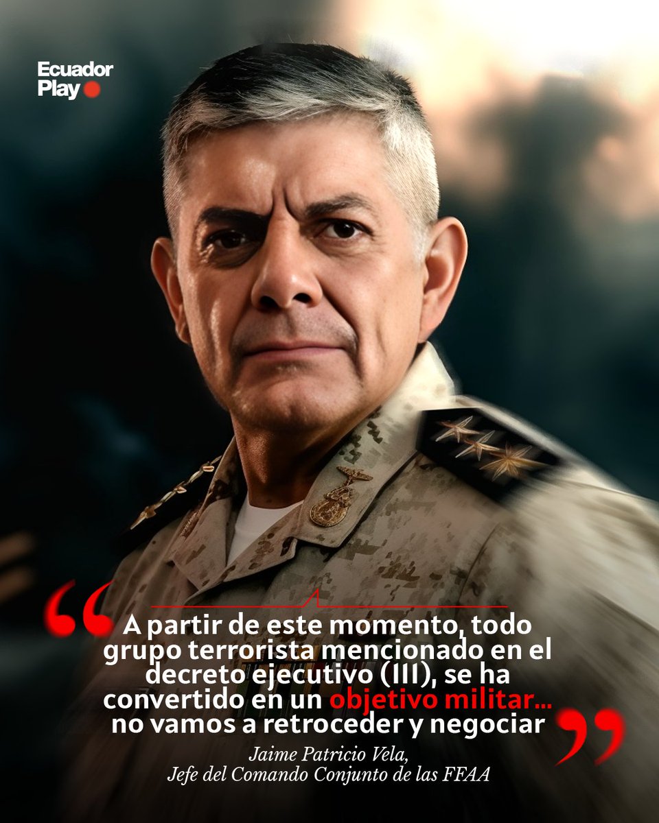 EcuadorPlay's tweet photo. 🚔 En cadena nacional, el Jefe del Comando Conjunto de las FFAA, Jaime Vela, junto a varias autoridades de seguridad, señaló que todos los grupos delincuenciales que se encuentran el decreto 111 “se han convertido en objetivo militar”.

🗣 "No vamos a retroceder ni a negociar" mencionó.