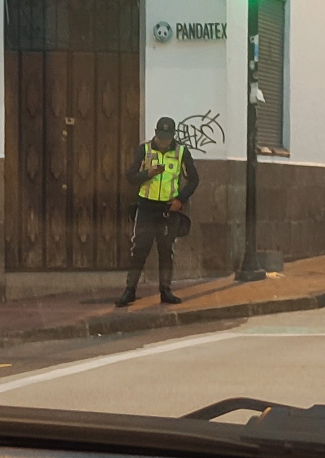 gabrielburbano's tweet photo. Estos son sus funcionarios @AMT_Quito con alto tráfico en una tarde de emergencia que vivió la capital y sus agentes en otras actividades. 
Milton Pérez NO TE EQUIVOCASTE https://t.co/cuVZzJbdfq