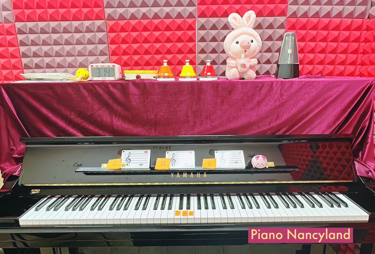 PNancyland's tweet photo. 琴室色彩繽紛，有小兔豬陪大家練琴🎹
老師如有需要，歡迎借用彩虹鐘為幼兒上音樂課🌈
相信小朋友會喜歡這歡樂的環境😊

Piano Nancyland 

#rainbow #rainbowbell #kid #music #琴房 #幼兒音樂 #幼兒音樂課程 #鋼琴 #琴室 #觀塘琴行 #觀塘琴室 #鋼琴房  #學琴 #鋼琴老師 #預約 #���虹鐘 https://t.co/oRwMa8mtdI