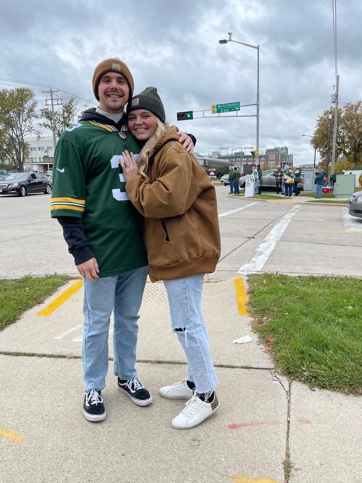 Dustin_26's tweet photo. @GregJennings You’re the man Greg! My fiancé is a die hard Packers fan. We get married and March and got engaged in Green Bay. I’ll tell her this follow back is your wedding gift to us 😂 (She was in an 85 jersey under the Carhartt) https://t.co/RqasOD1pXh