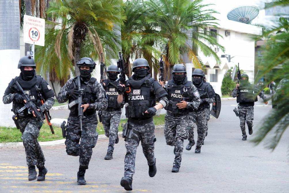 eluniversocom's tweet photo. #Argentina, #Bolivia y #Colombia ofrecen ayuda a #Ecuador ante hechos violentos ► https://t.co/uwo42cQM3d https://t.co/dLbM0U1GV9