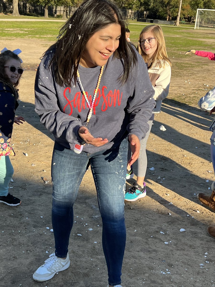 2ndgradeSampson's tweet image. ❄️Snow Much Fun!❄️ 2nd grade PBIS raffle winners got to have a snowball fight against each other and with the teachers! @bahamabucks makes the best snowballs! Best Day Ever! @SampsonElem 
#sampsonstrong