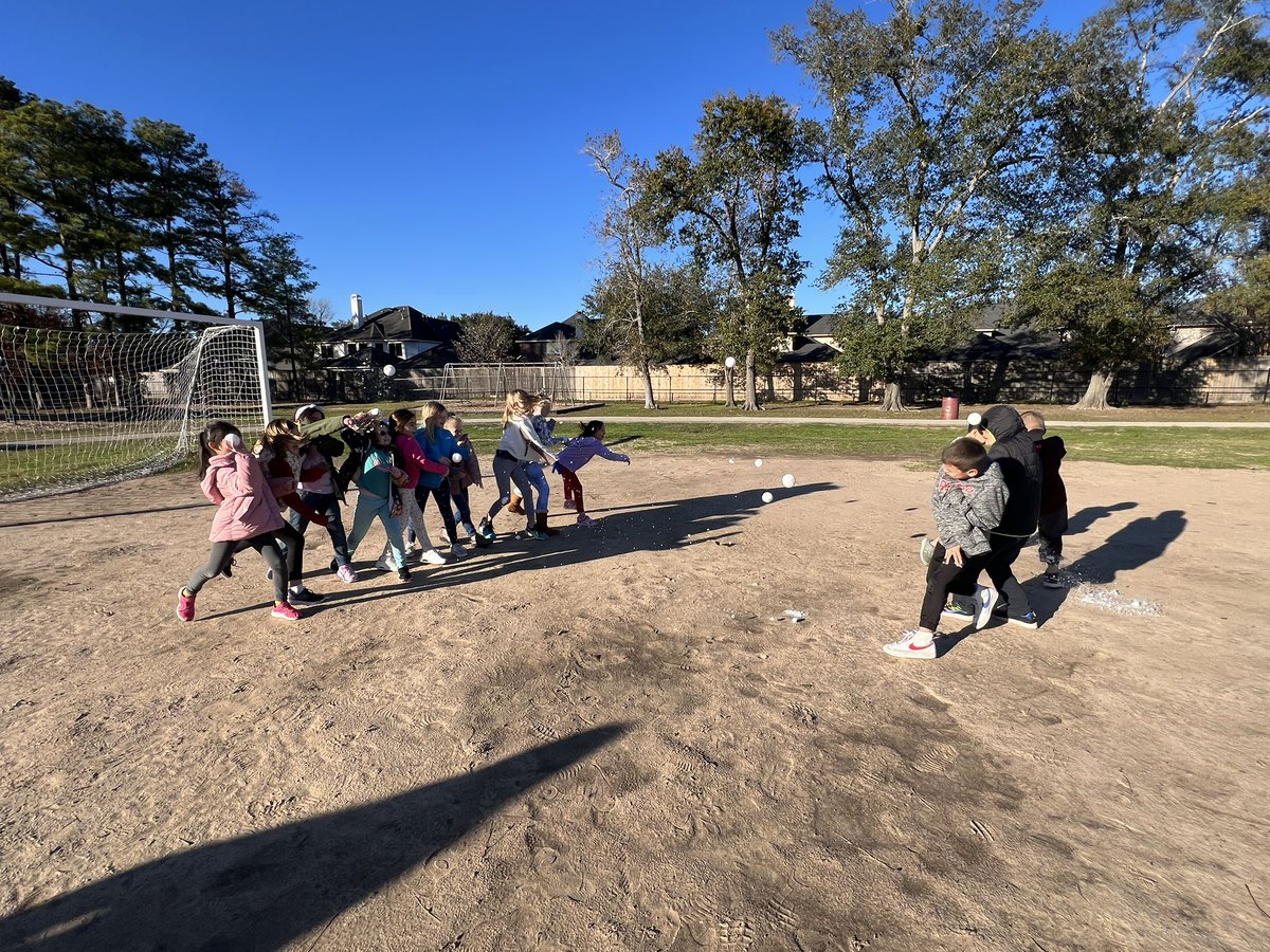 mrsmichelclass's tweet image. PBIS Winter raffle winners got to have a snowball fight with other 2nd graders and the teachers! We had a blast! ❄️❄️ #snowmuchfun #sampsonstrong