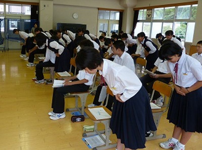 愛媛県大洲市立
新谷中学校で教えていた
”心を表すお辞儀”

このお辞儀をされたら
私はとても不快になるんだが

いまでもこのお辞儀を
教えているのかねぇこの学校。