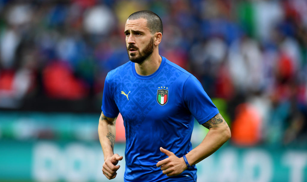 FabrizioRomano's tweet photo. 🟡🔵🇹🇷 It's Leonardo Bonucci day at Fenerbahçe. The Italian centre back travels to Istanbul today and he will sign short-term deal until June.

€1.3m salary until the end of the season for Bonucci, also Union Berlin will receive compensation to terminate contract.

All done. https://t.co/hASR9uBjTo