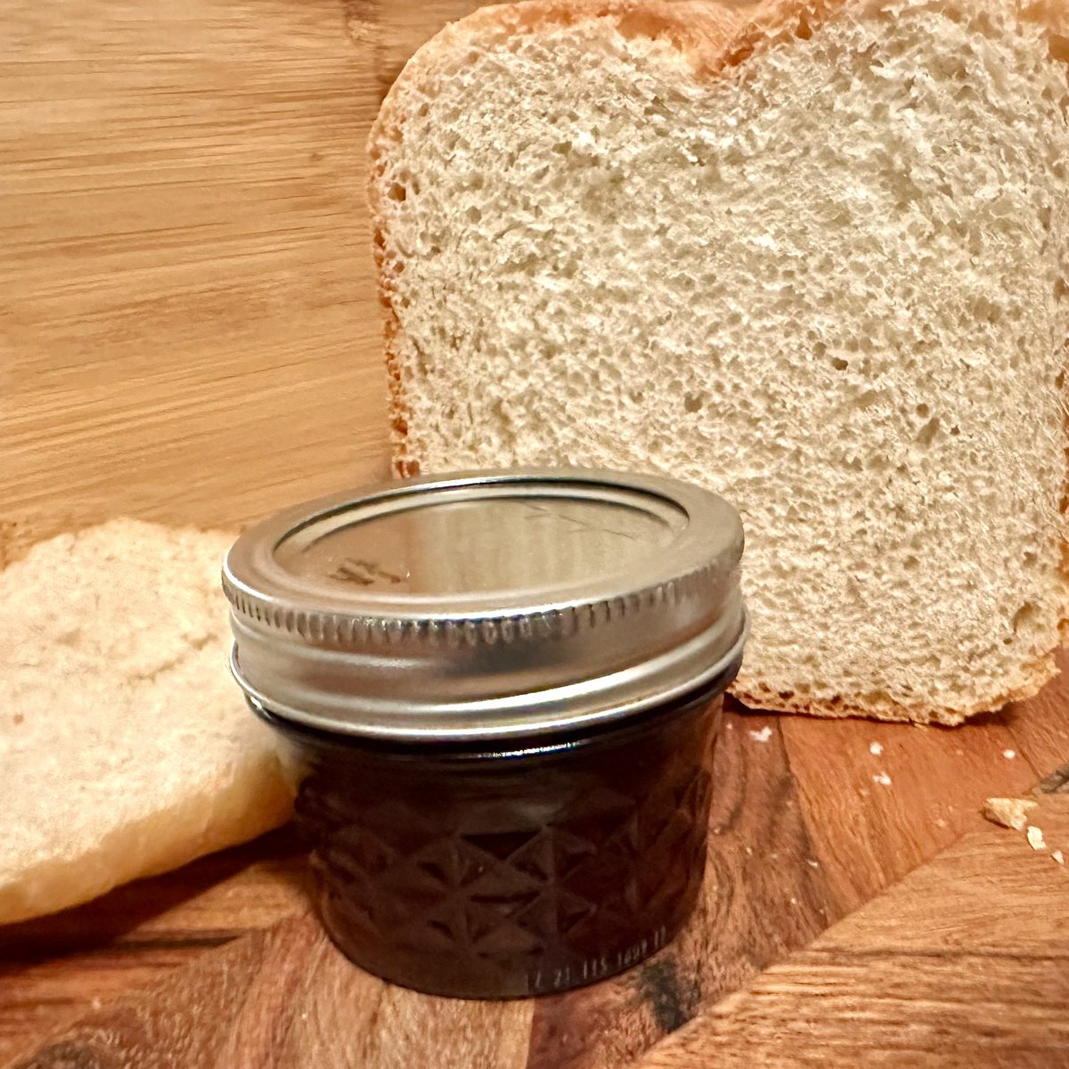 easyprepper101's tweet photo. Homemade grape jelly with homemade bread. #canning #bread #preserves #homemadejelly #grapejelly #homemadebread https://t.co/061MgRTDjU