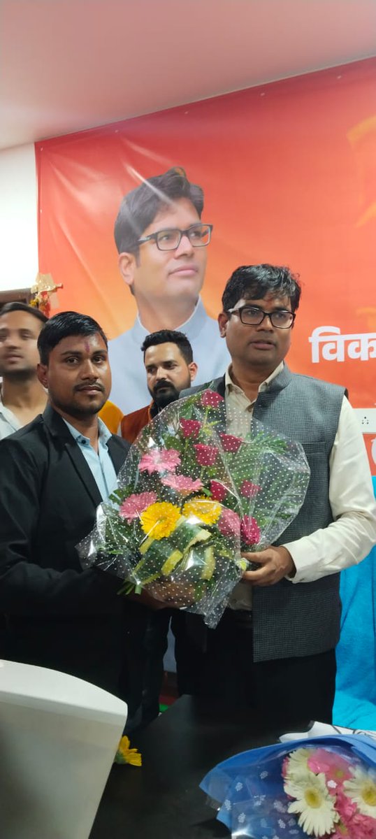 Kamlesh92703537's tweet photo. छ•ग• विद्युत संविदा कर्म• संघ नियमितीकरण को लेकर माननीय @OPChoudhary_Ind वित्त मंत्री जी से मुलाकात कर ज्ञापन सौंपा गया और आश्वासन मिला जल्द ही ऊर्जा विभाग मुख्य  सचिव को सूचनार्थ किया जाएगा
@narendramodi @vishnudsai @AmitShah @arunsao_bjp @ZeeMPCG https://t.co/MXhURSkWRV