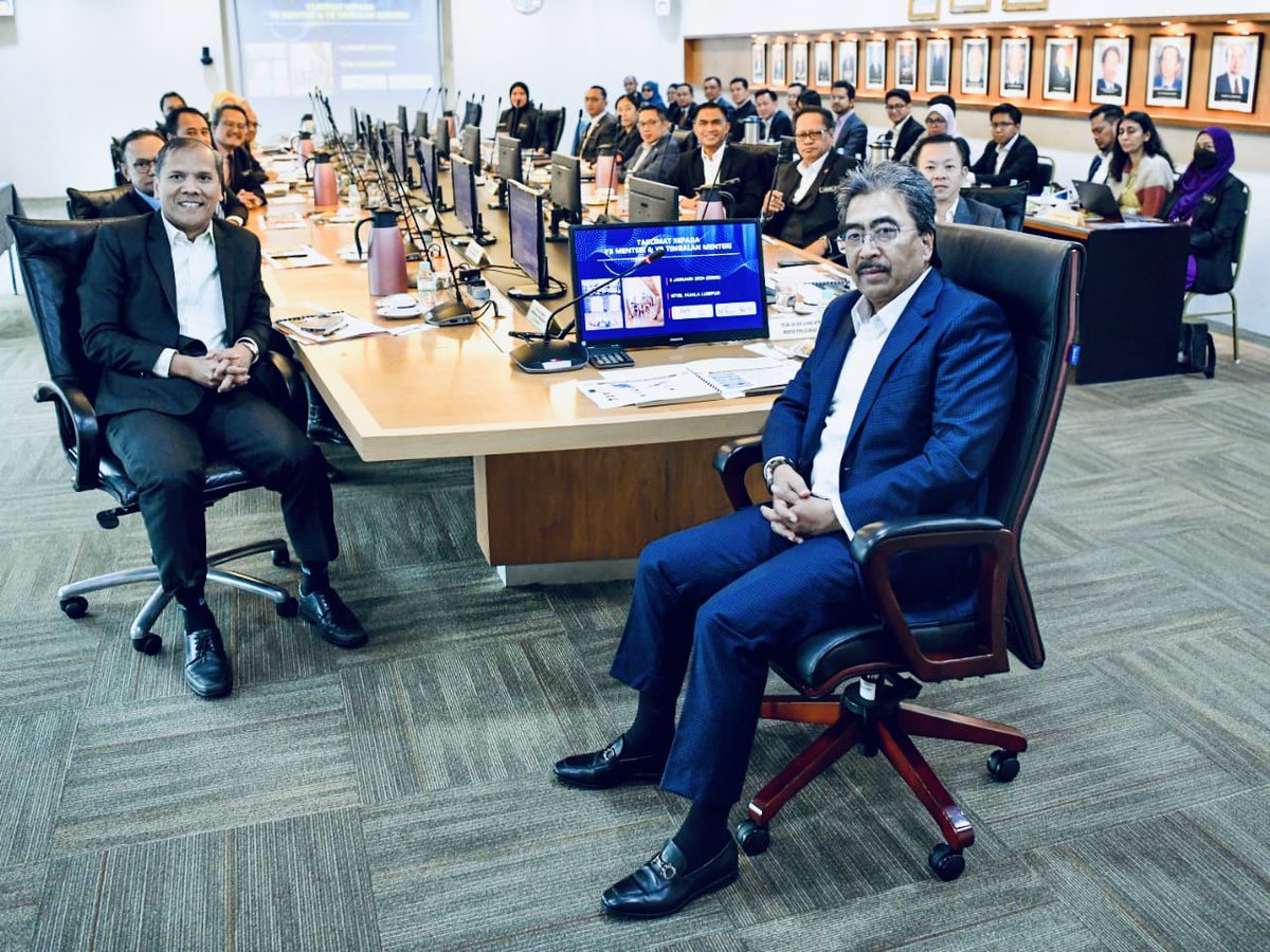 joharighani's tweet photo. Dalam 2 hari yang lepas saya telah mengadakan pertemuan untuk mengeratkan kerjasama bersama;

1. Malaysian Timber Industry Board - MTIB
2. Malaysian Timber Council - MTC
3. Malaysian Palm Oil Board - MPOB
4. Malaysian Palm Oil Association - MPOA https://t.co/ZyjiCPksGv