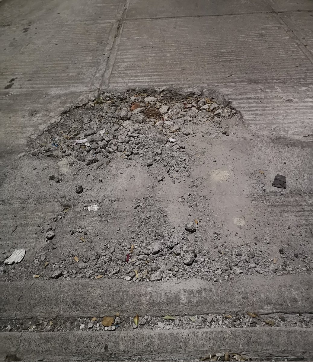 Davidbayall's tweet photo. @ooapasmorelia 
@MoreliaGob 
Solicito apoyo a quien corresponda, aproximadamente tres meses con ese bache en calle Francisco l Urquiza a la altura del número 70 fraccionamiento Peña blanca.
Morelia Michoacán.
Gracias de antemano.
Espero me apoyen. https://t.co/wEIcRXRpLN