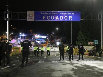 eduardomenoni's tweet photo. 🚨| URGENTE: La policía peruana realiza un fuerte control de identidad de ciudadanos que ingresan y salen del país en la frontera con Ecuador. 🇪🇨 ¿Apoyas esta efectiva de seguridad? https://t.co/KsIlRCqhNA