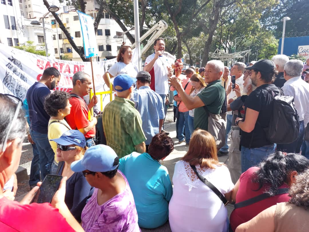 sinfucan's tweet photo. Hoy nuestra organización sindical SINFUCAN retoma las calles de Caracas para protestar por la precariedad salarial que existe en la Asamblea Nacional, estimados compañeros legislativos este nuevo 2024 todos unidos para logrará un salario digno en #AsambleaNacional @CentralASI https://t.co/LsCv3Y8cz8