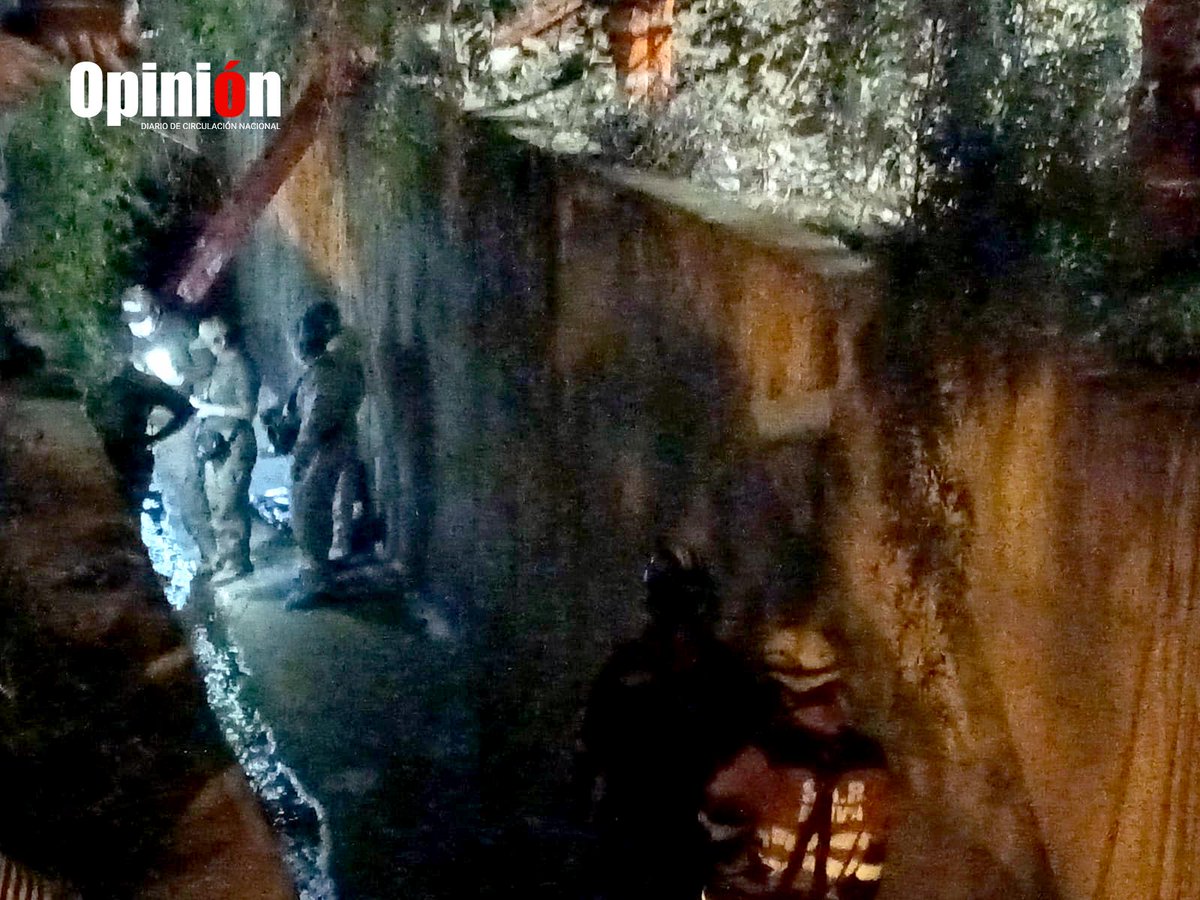 Opinion_Bolivia's tweet photo. #Cochabamba | Hallan a una mujer, de unos 30 años, en una torrentera de #Pacata Cerca de Servicio de Caminos. Continúan procesando la escena para posterior levantamiento del cuerpo y traslado al IDIF. Hay dos hombres arrestados con fines investigativos.
📷 Mariela Cossio https://t.co/l3PbqZNjRJ