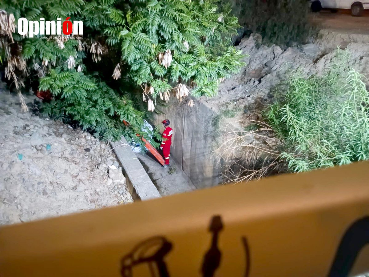 Opinion_Bolivia's tweet photo. #Cochabamba | Hallan a una mujer, de unos 30 años, en una torrentera de #Pacata Cerca de Servicio de Caminos. Continúan procesando la escena para posterior levantamiento del cuerpo y traslado al IDIF. Hay dos hombres arrestados con fines investigativos.
📷 Mariela Cossio https://t.co/l3PbqZNjRJ