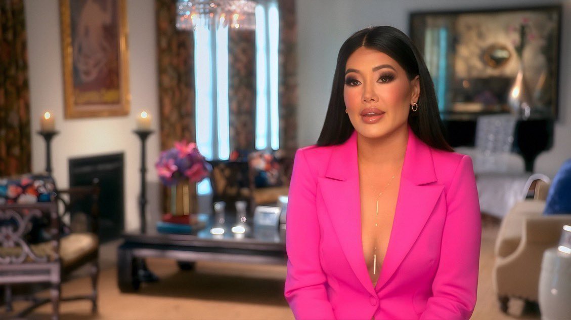 sburnlist's tweet image. When Krystal borrows Erika’s glam team 💅💄👄👙👠💎 #whosthatchick #RHOBH